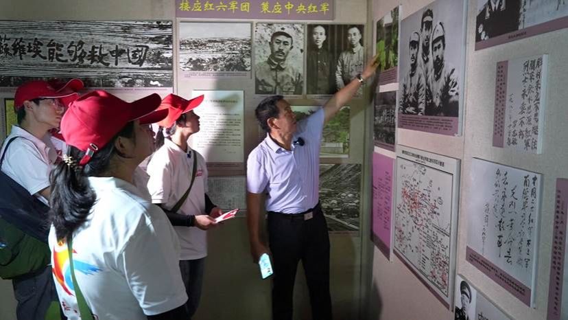 图1 实践队员拜访杨胜学 图1 实践队员拜访杨胜学