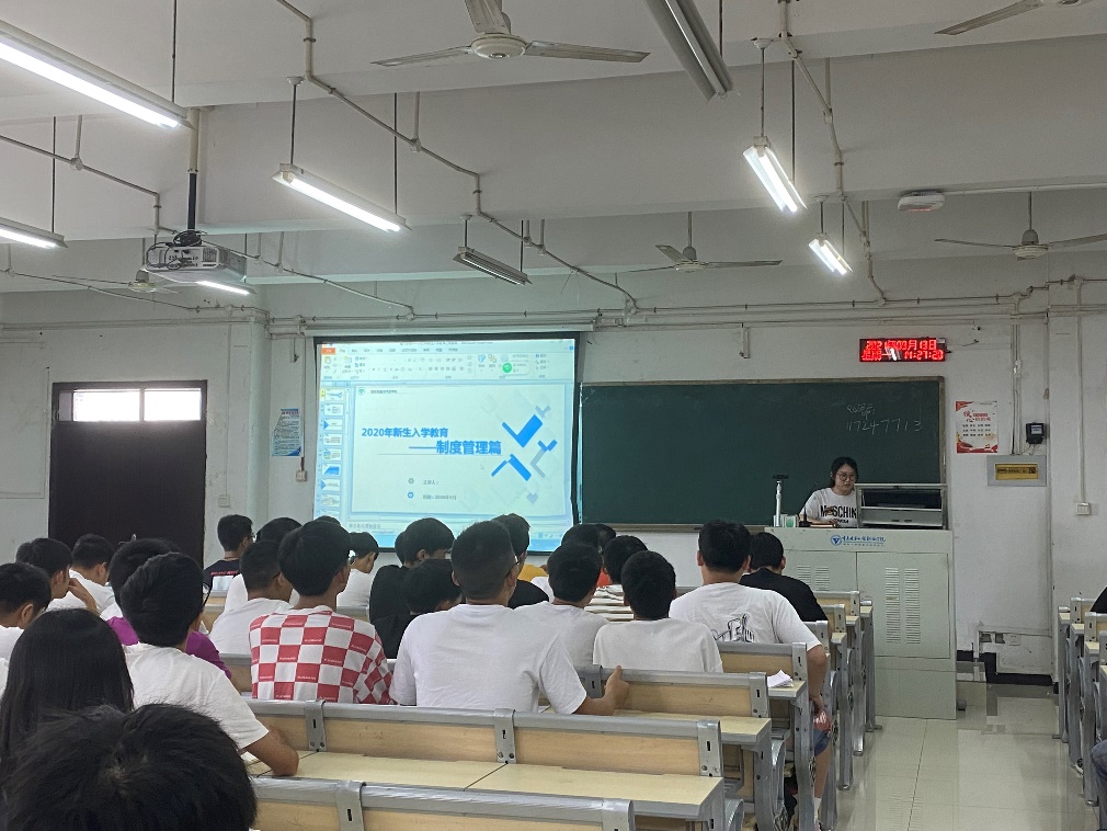 会议室里的人们描述已自动生成