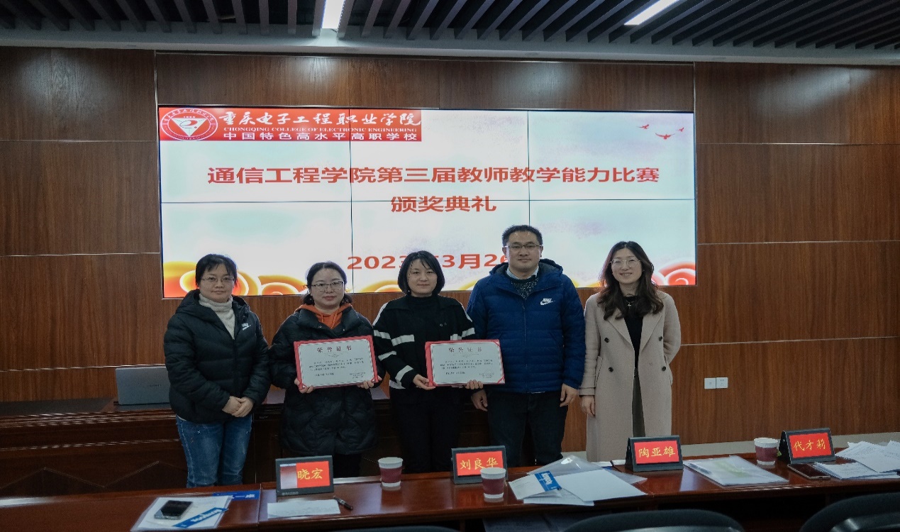 一群人站在台上中度可信度描述已自动生成 一群人站在台上中度可信度描述已自动生成